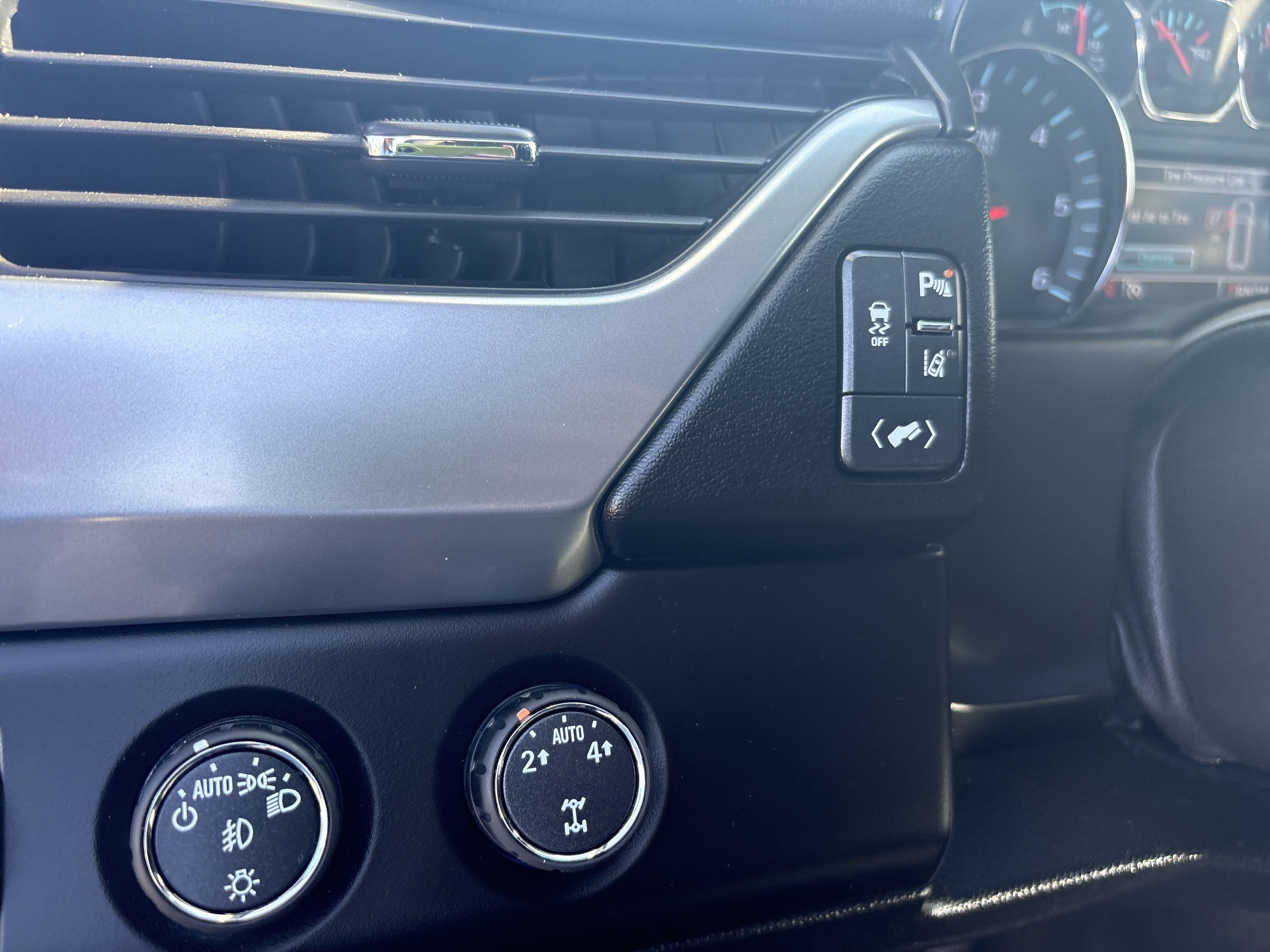 Used 2015 Chevrolet Tahoe LTZ AWD/4WD image 15
