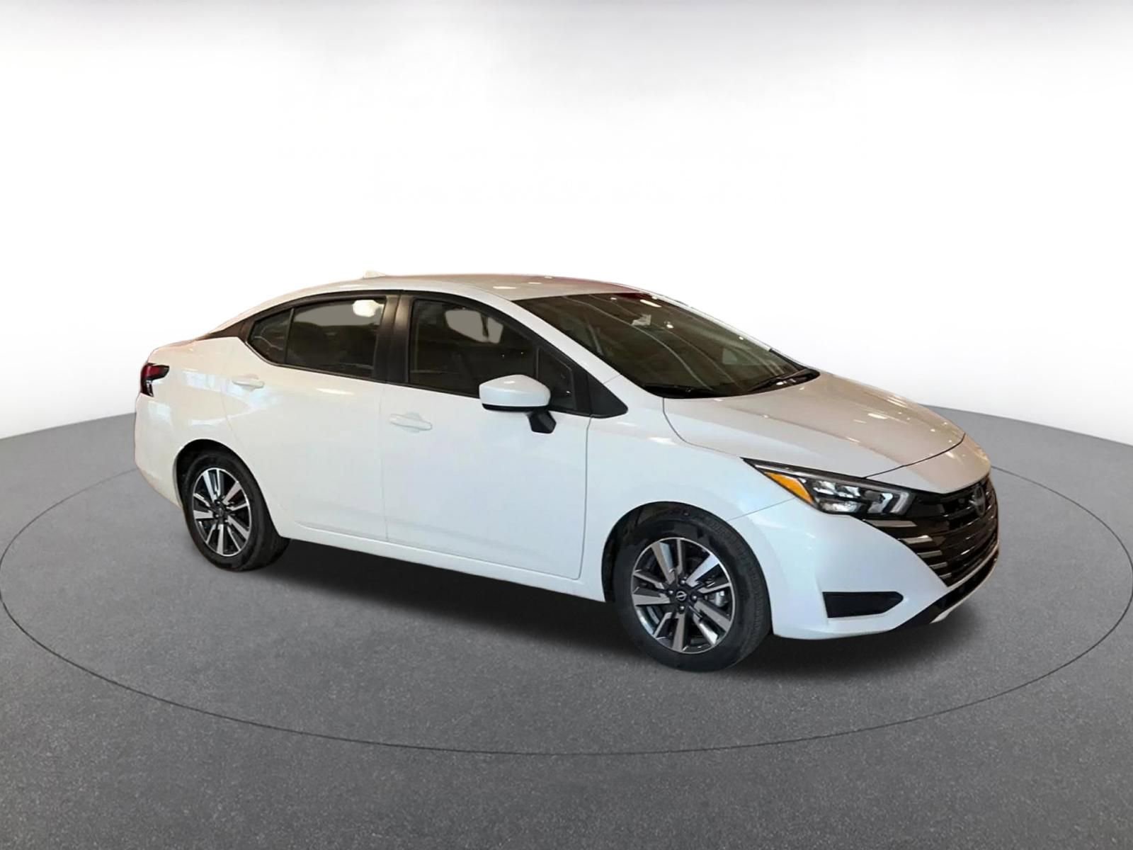 Used 2025 Nissan Versa SV image 2