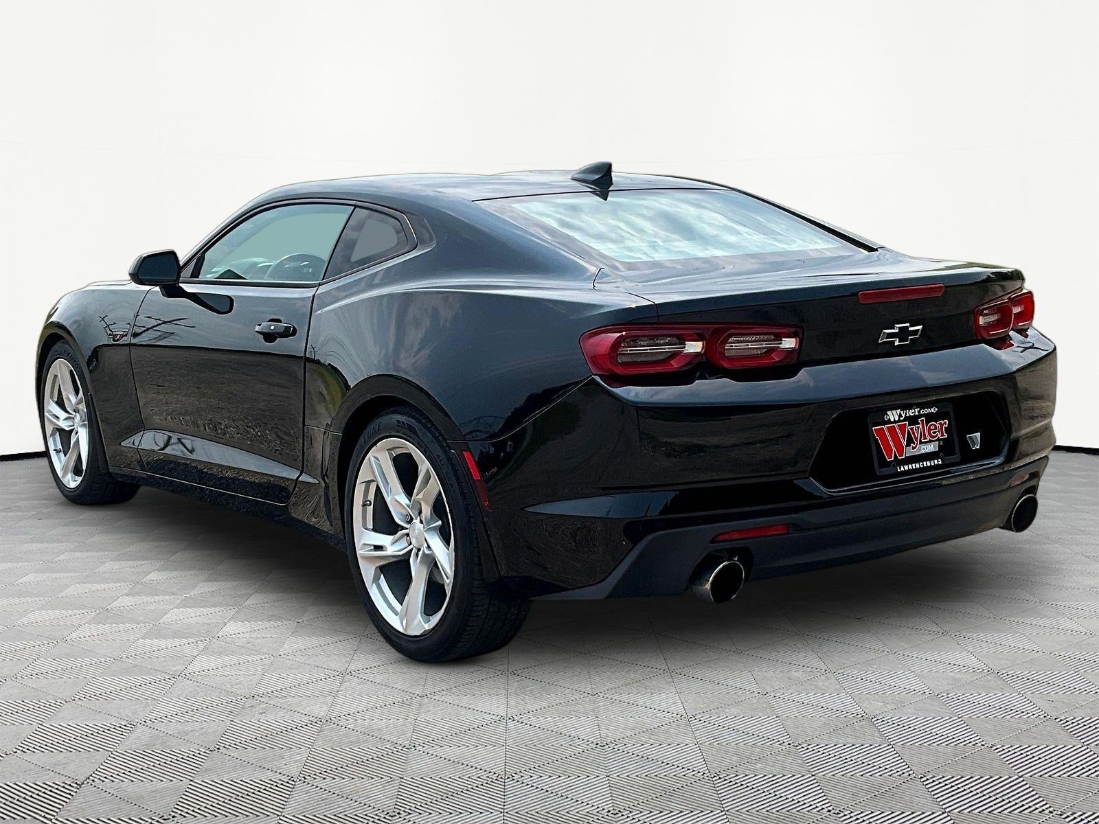 Used 2021 Chevrolet Camaro LT RWD image 4