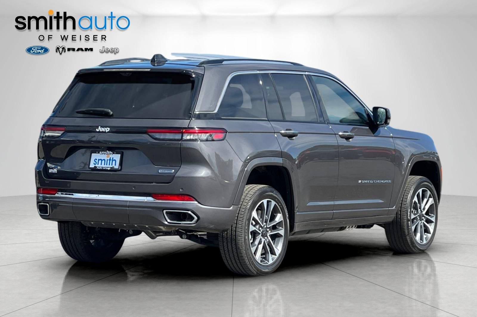 Used 2024 Jeep Grand Cherokee Overland w/ Luxury Tech Group IV AWD/4WD image 4
