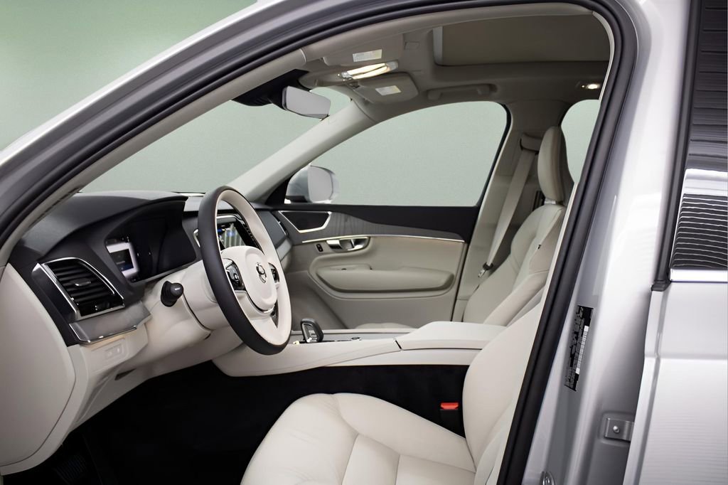 Certified 2025 Volvo XC90 T8 Plus w/ Protection Package Premier image 2