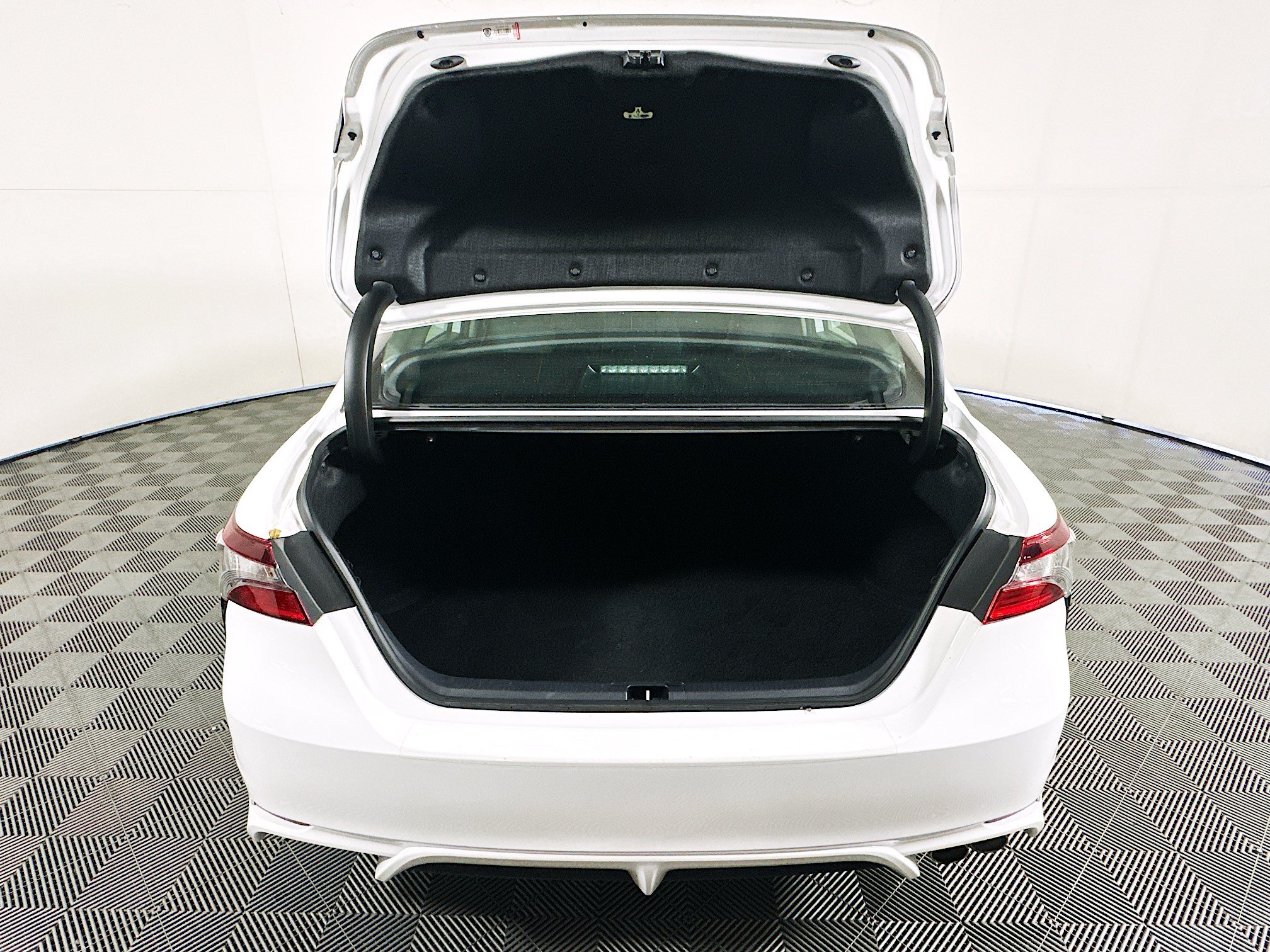 Used 2023 Toyota Camry SE w/ Convenience Package FWD image 31