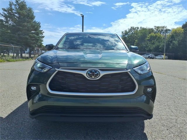 Used 2024 Toyota Highlander LE image 2