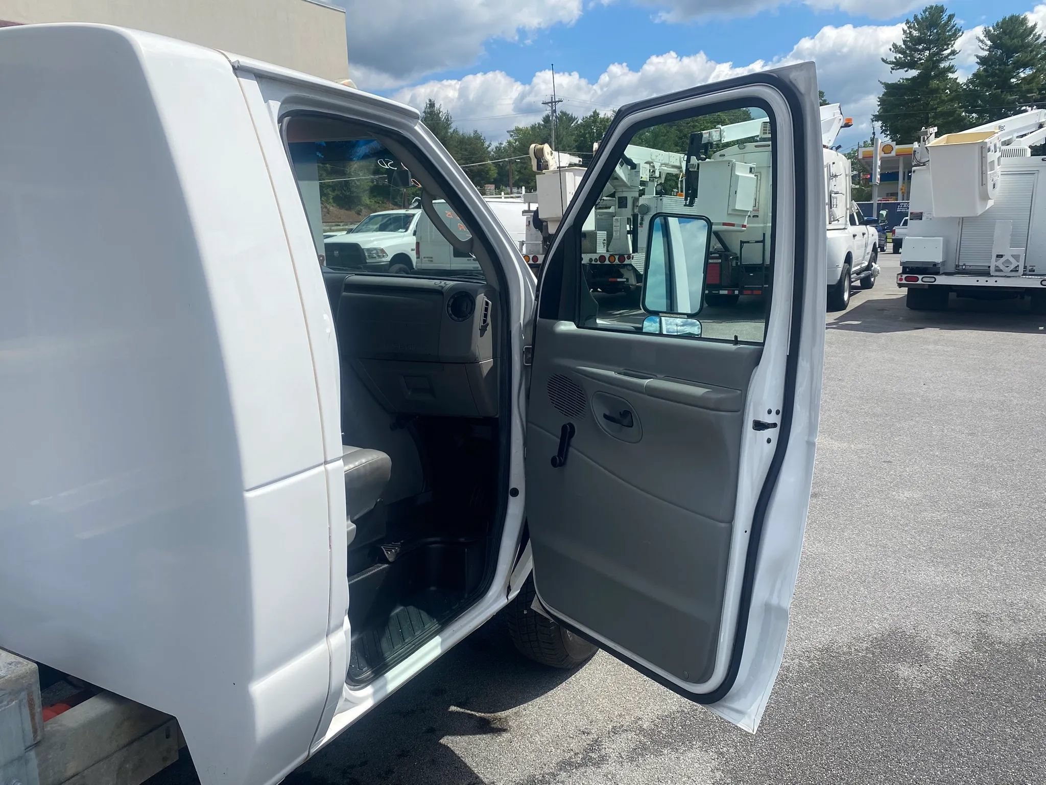 Used 2011 Ford E-450 and Econoline 450 Super Duty RWD image 13