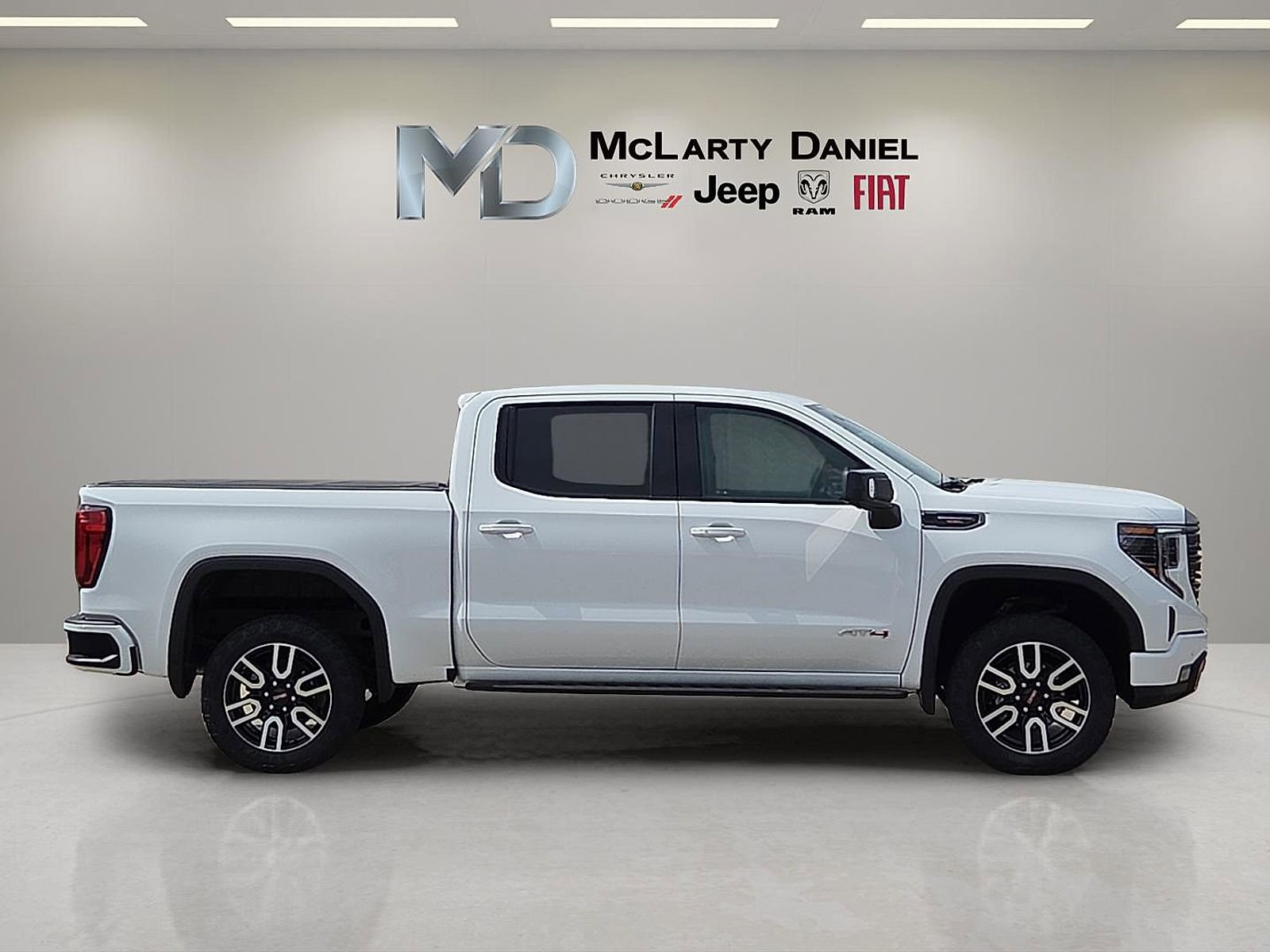 Used 2024 GMC Sierra 1500 AT4 w/ Technology Package image 6