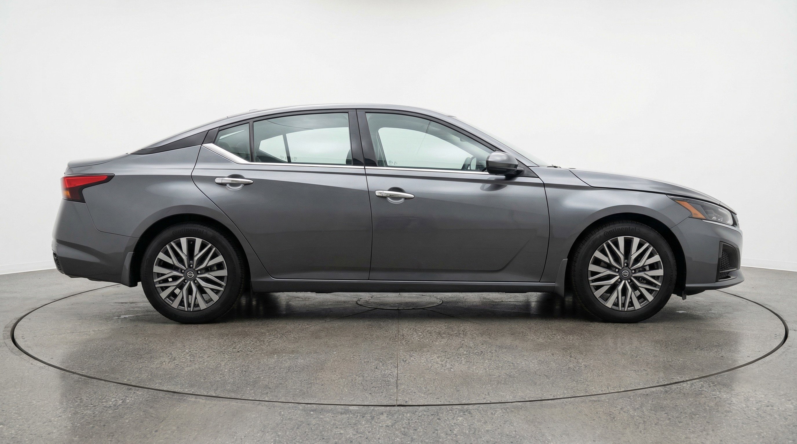 Used 2025 Nissan Altima 2.5 SV FWD image 11