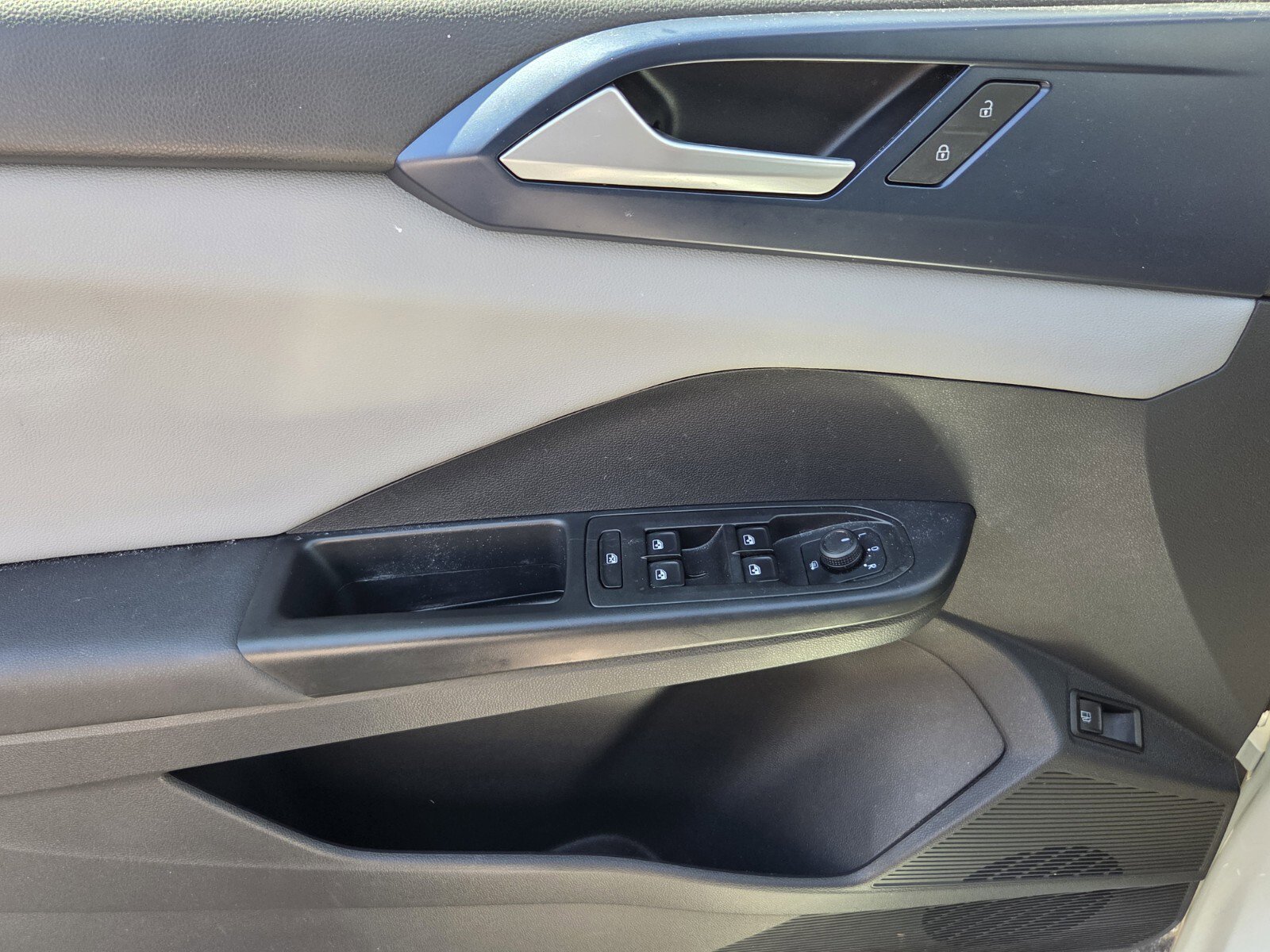 Used 2022 Volkswagen Taos SE image 5