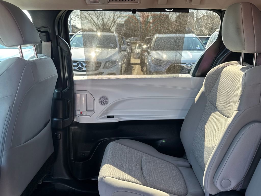 Used 2025 Toyota Sienna LE image 39