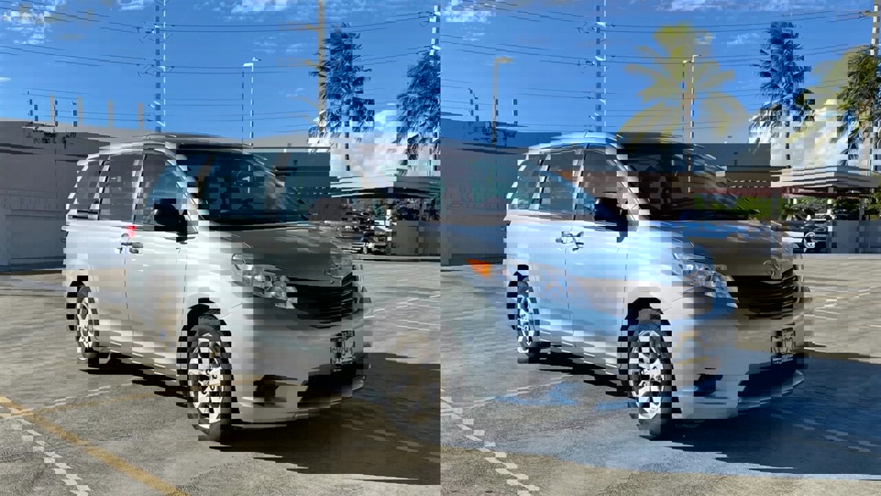 Used 2016 Toyota Sienna LE image 3