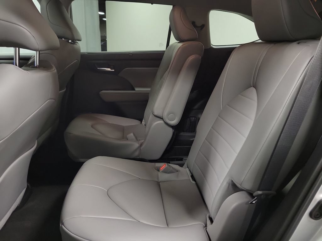 Used 2023 Toyota Highlander XLE AWD/4WD image 27