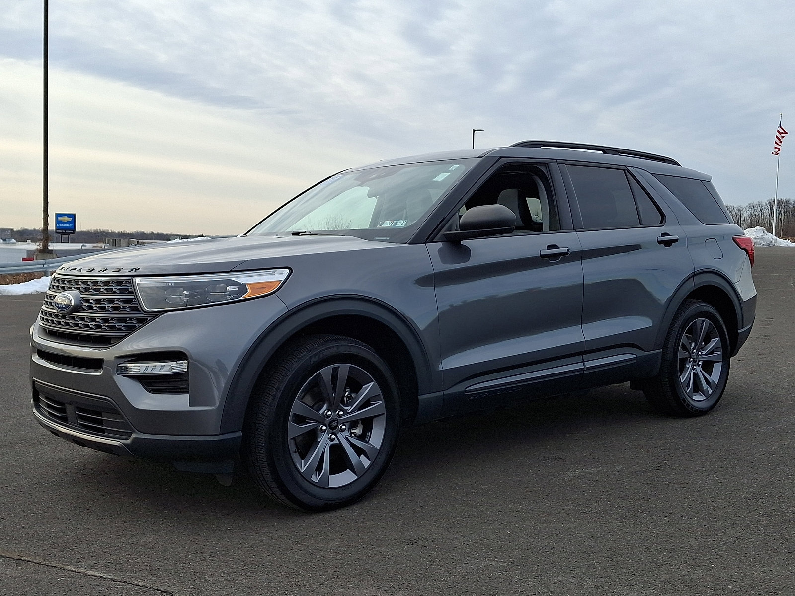 Used 2021 Ford Explorer XLT w/ Equipment Group 202A image 3