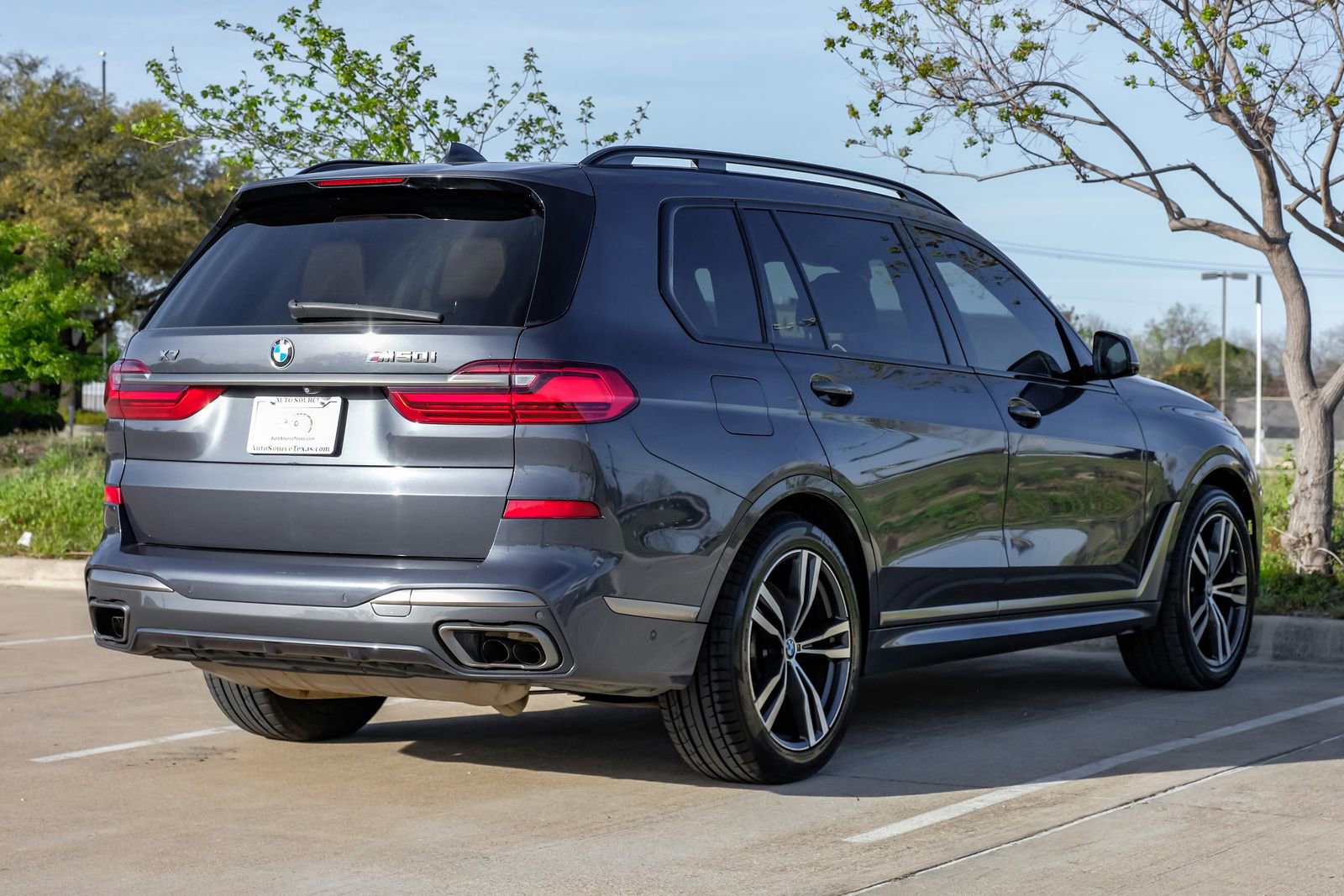 Used 2021 BMW X7 M50i w/ Executive Package image 9