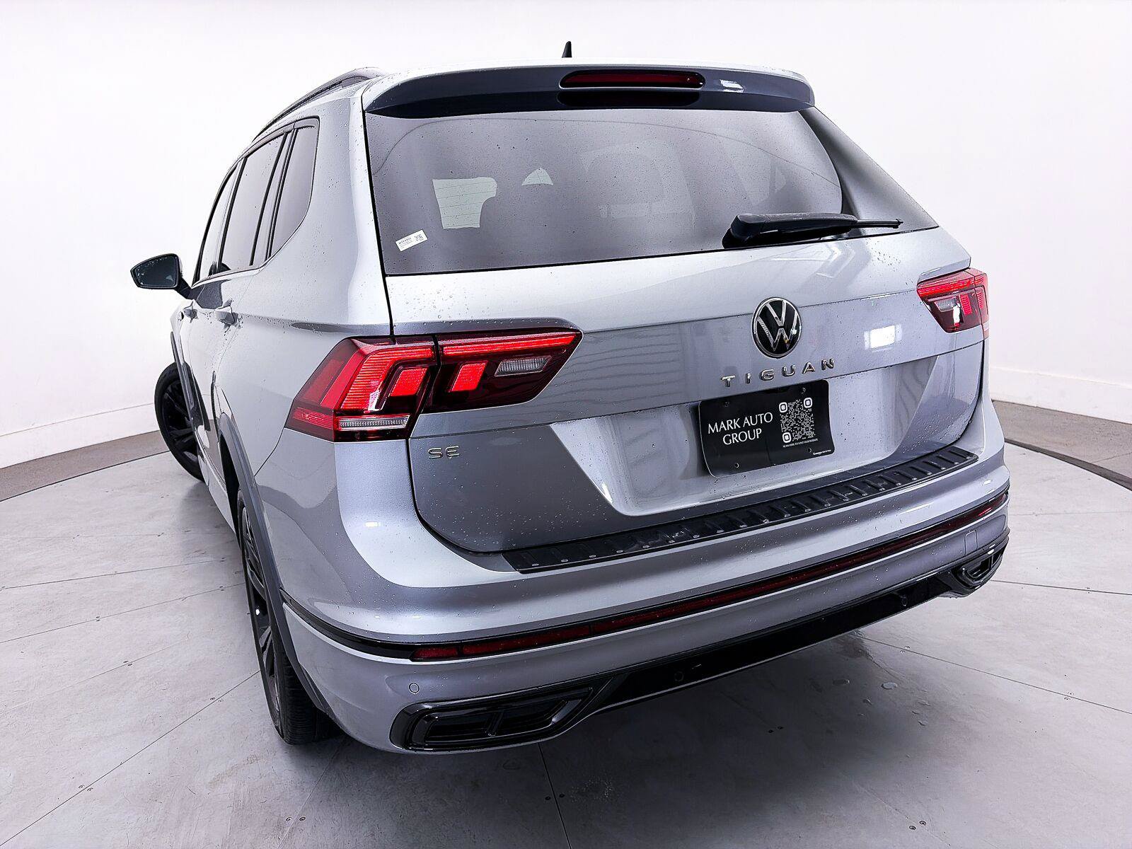 Used 2023 Volkswagen Tiguan SE R-Line FWD image 8