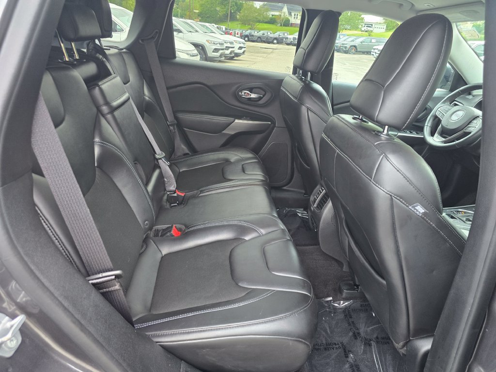 Used 2019 Jeep Cherokee Latitude Plus w/ Comfort/Convenience Group AWD/4WD image 25