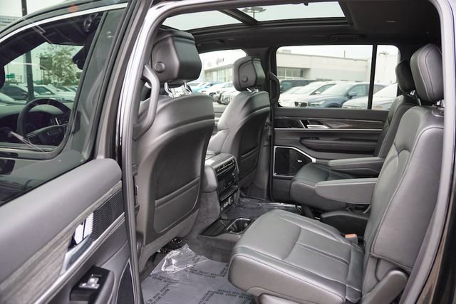 Used 2022 Jeep Wagoneer Series III w/ Premium Group I image 16