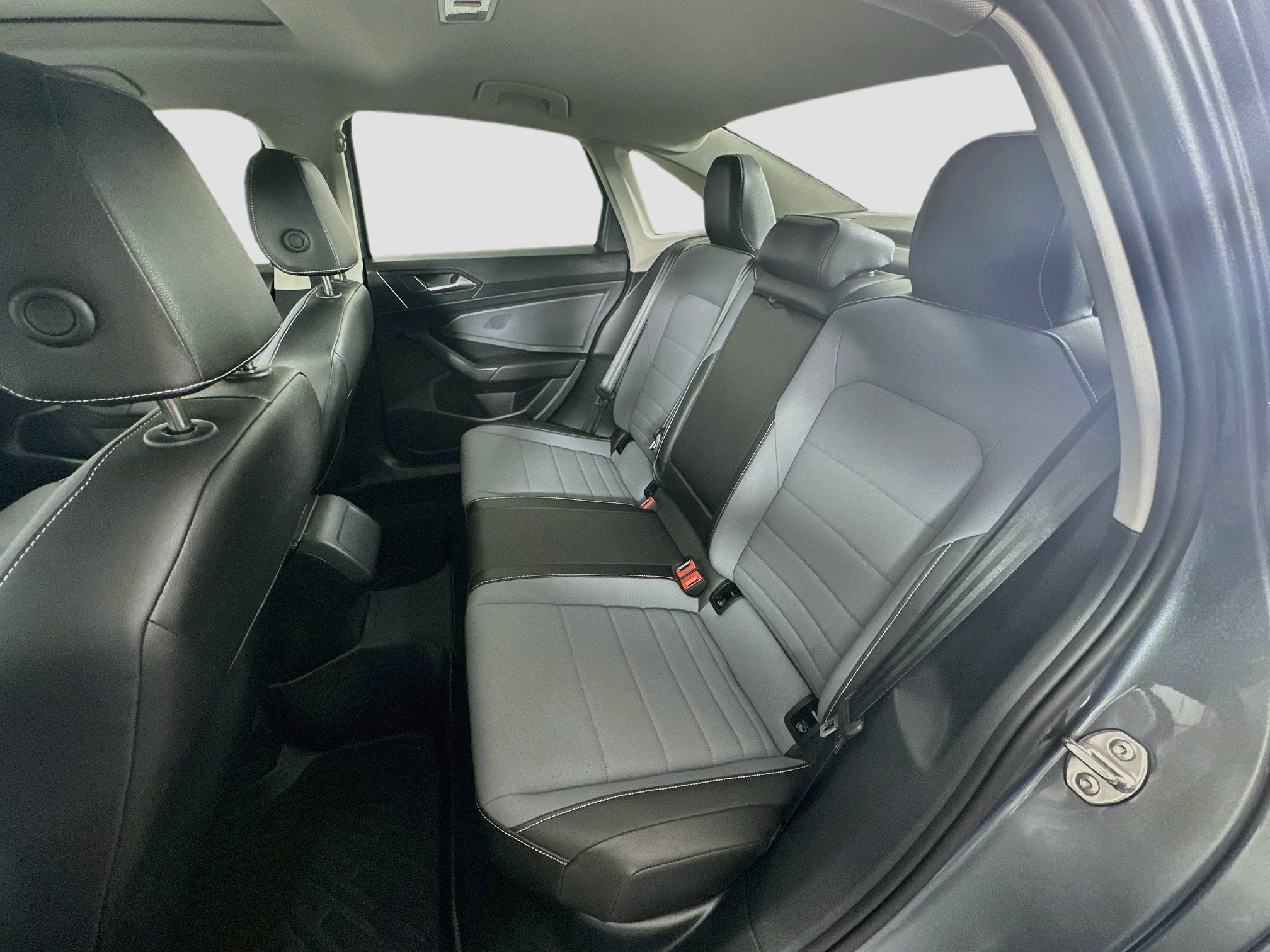 Used 2025 Volkswagen Jetta SE FWD image 28