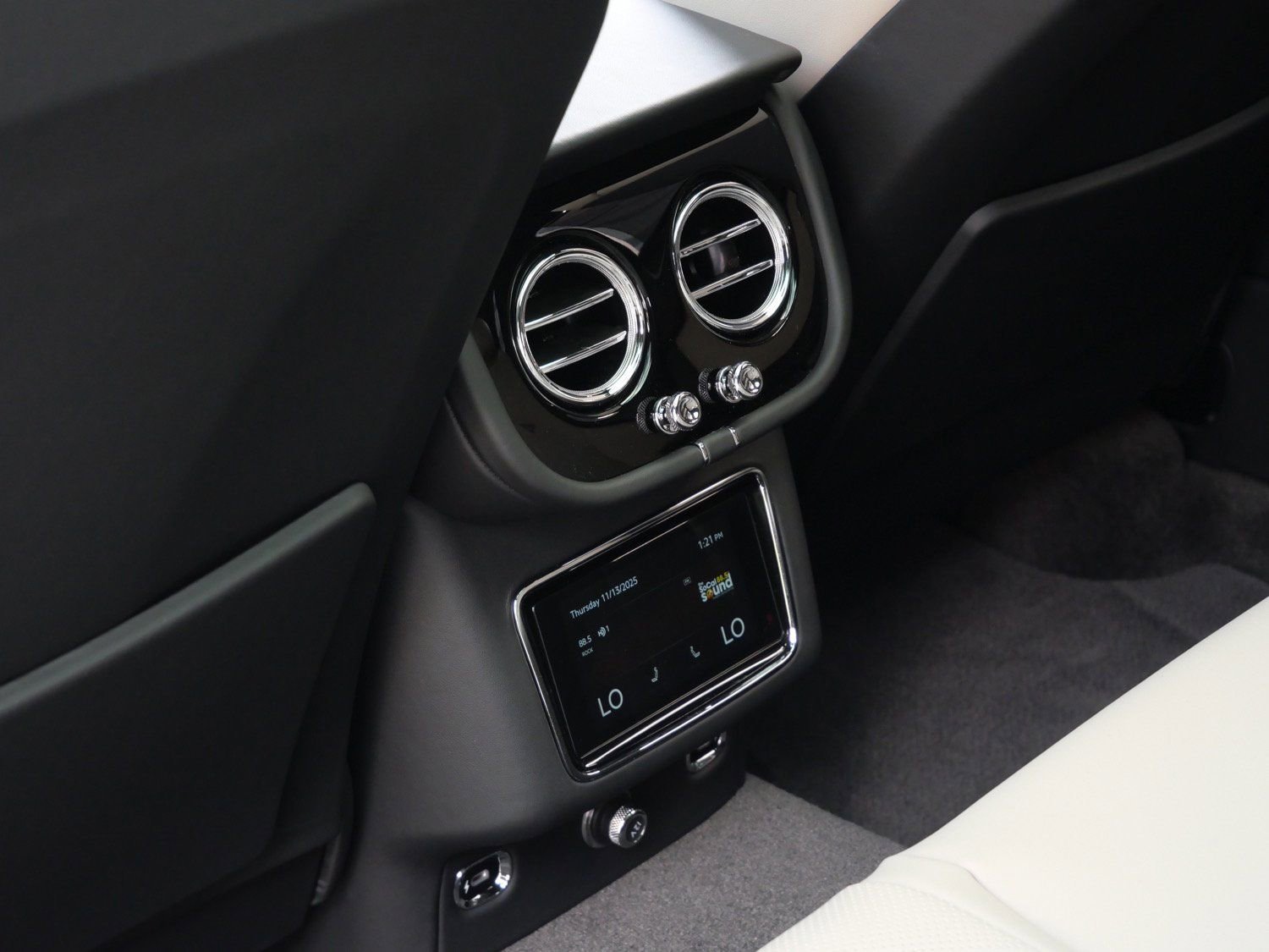 Used 2025 Bentley Bentayga image 18