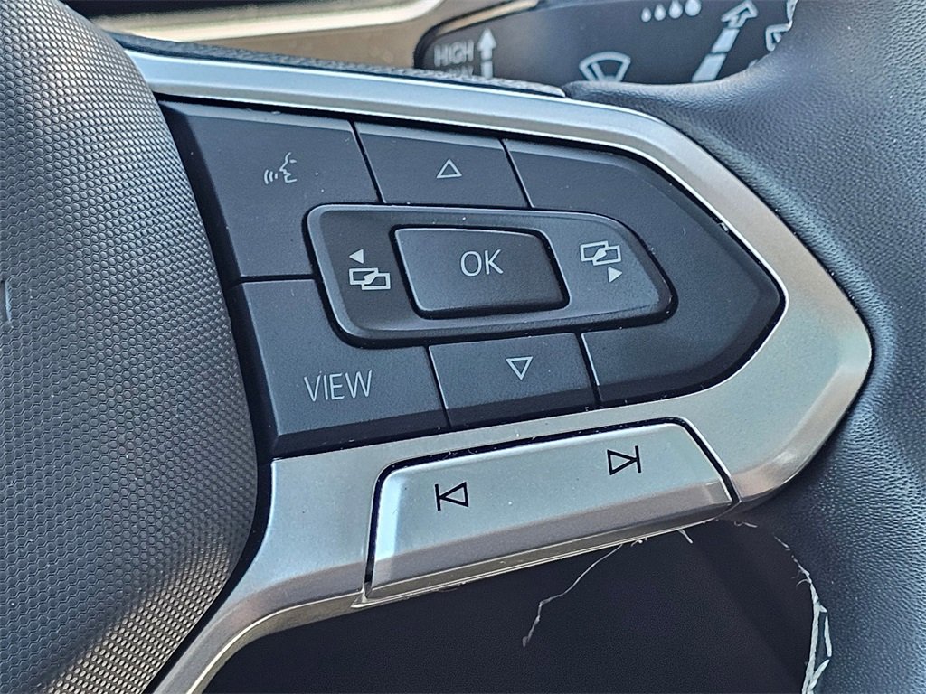 Used 2024 Volkswagen Tiguan SE w/ Panoramic Sunroof Package image 22