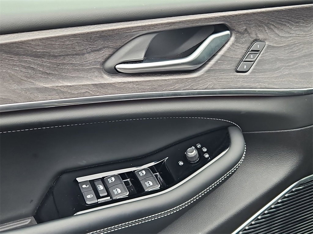 Used 2023 Jeep Grand Cherokee Overland image 11