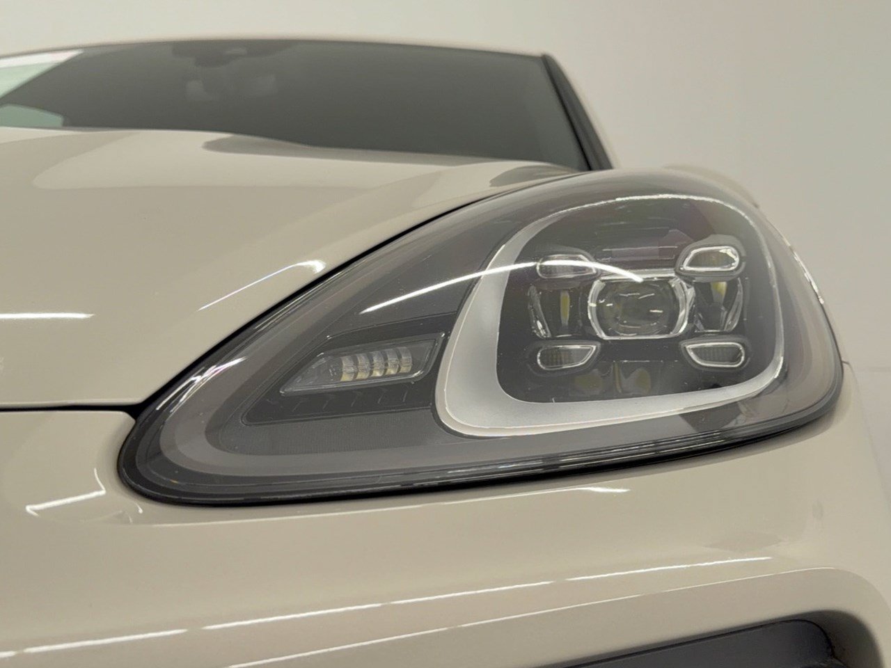 Used 2023 Porsche Cayenne AWD/4WD image 12