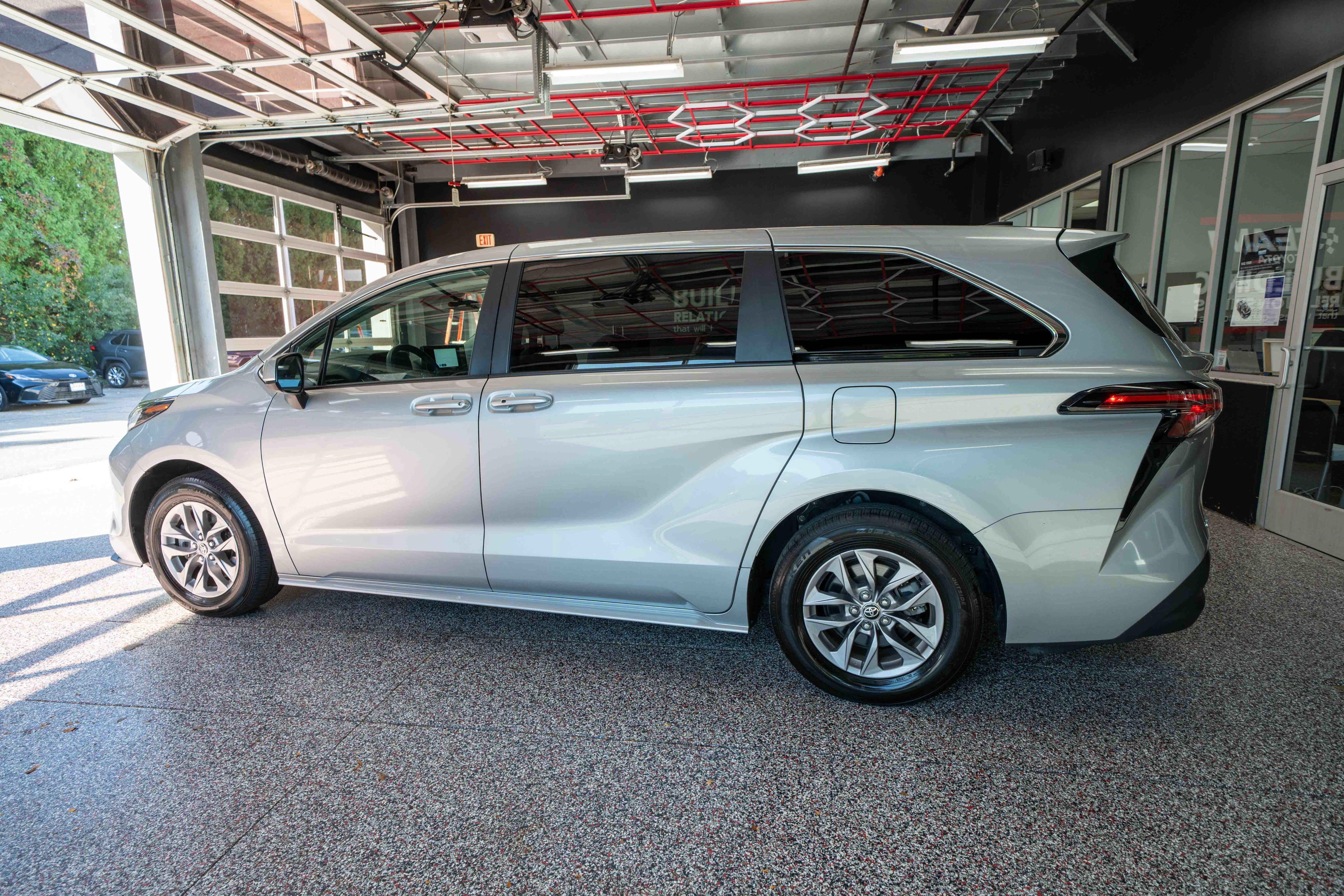 Used 2025 Toyota Sienna LE FWD image 2