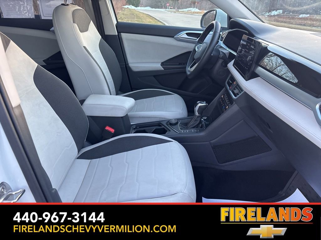 Used 2025 Volkswagen Taos SE image 29