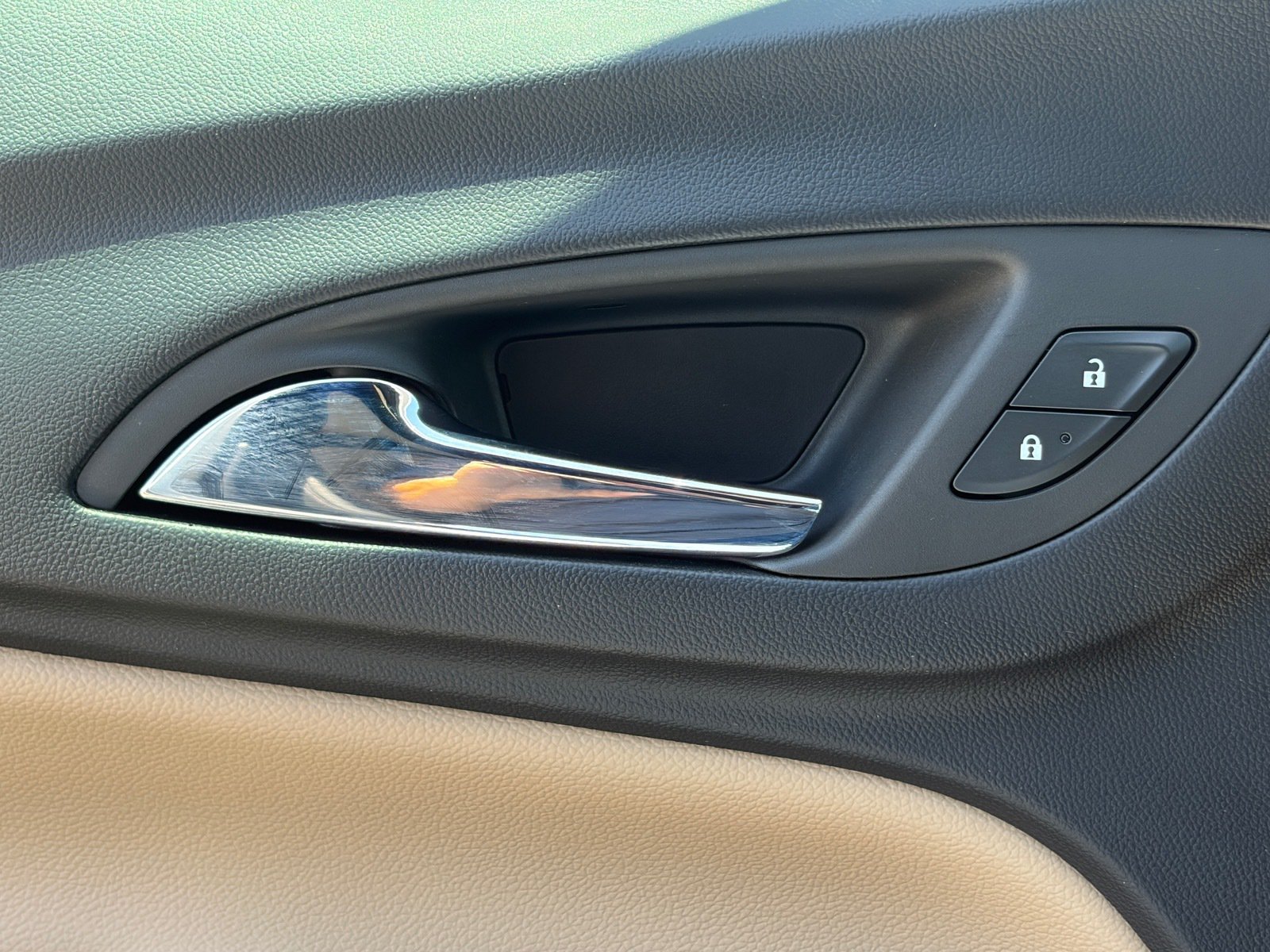 Used 2023 Chevrolet Equinox Premier FWD image 16