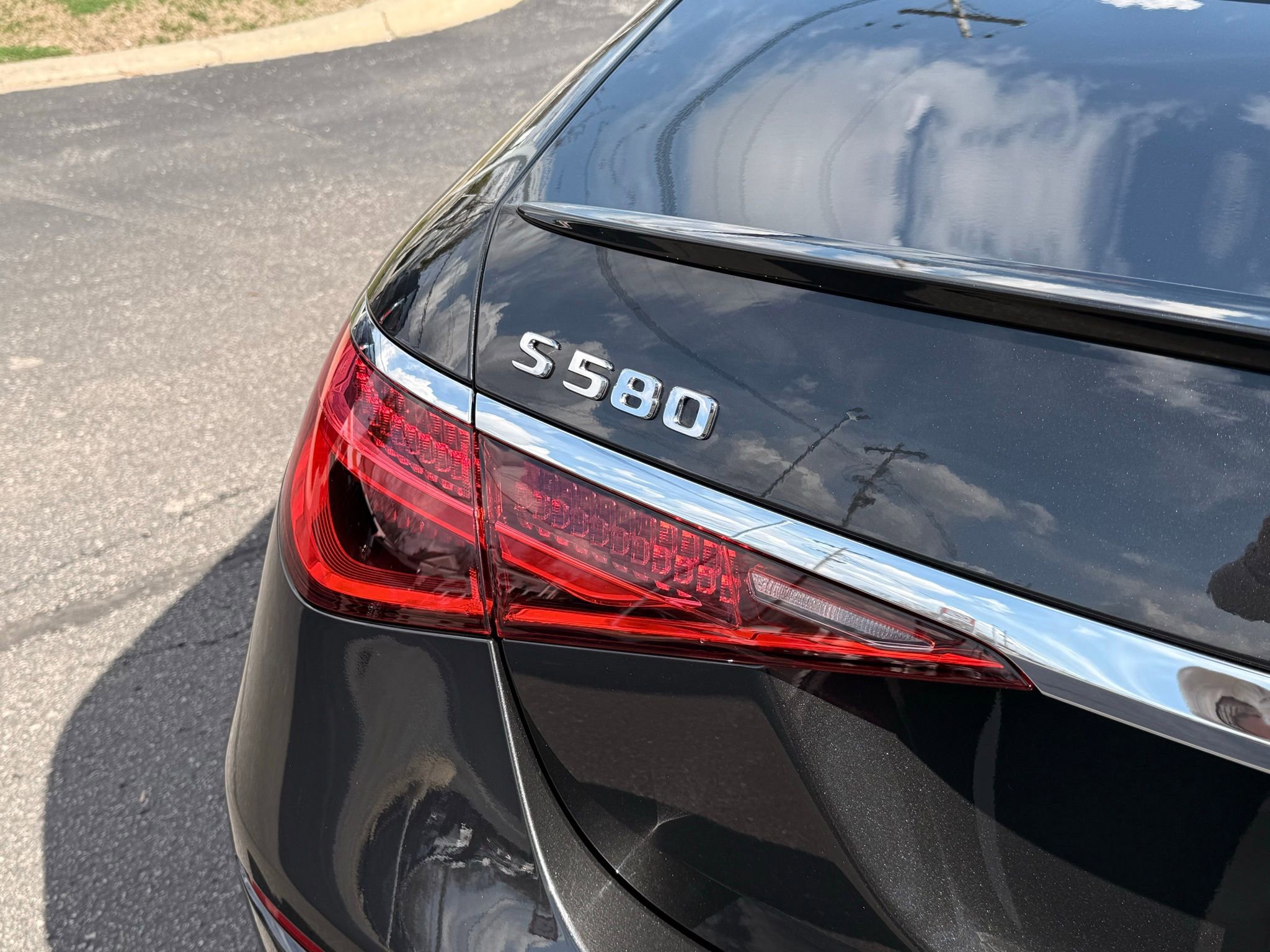 Used 2022 Mercedes-Benz S 580 4MATIC Sedan w/ AMG Line Package image 10