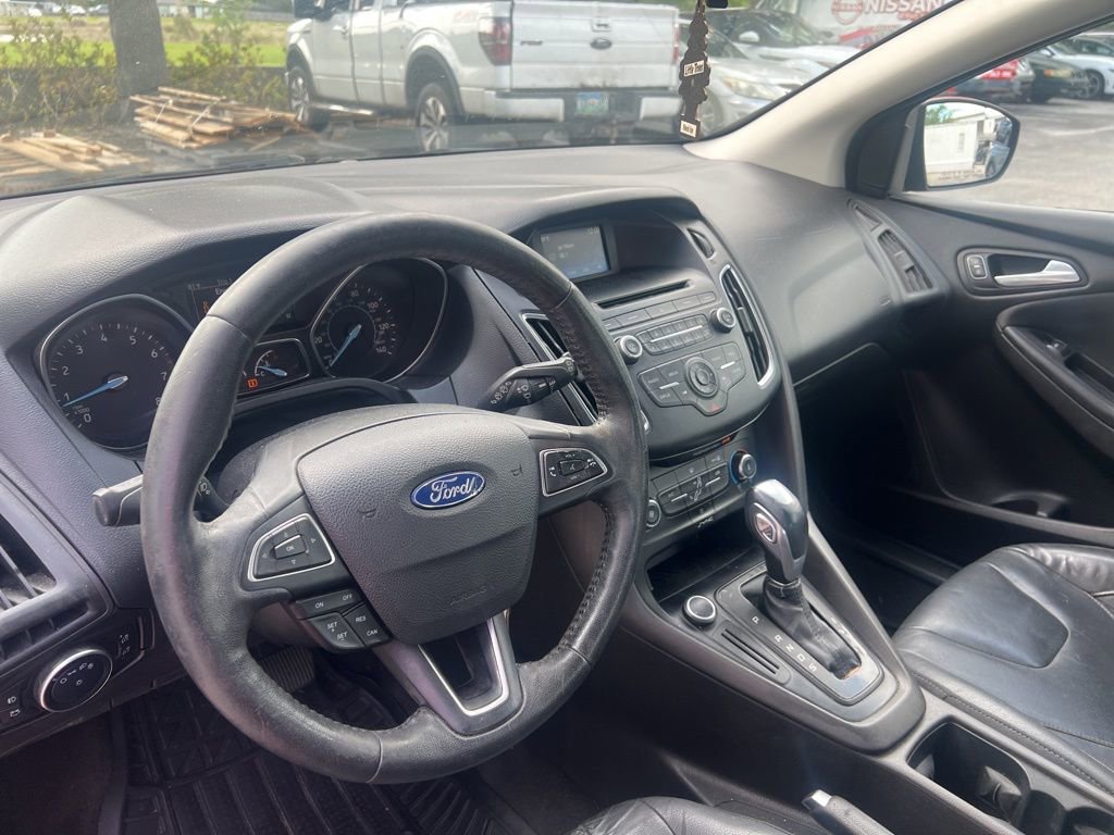 Used 2016 Ford Focus SE w/ Equipment Group 201A FWD image 9