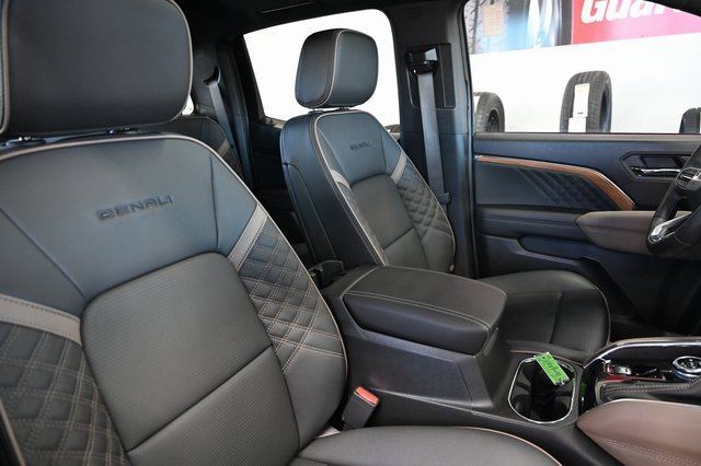 Used 2025 GMC Canyon Denali image 12