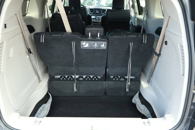 Used 2020 Chrysler Pacifica Touring-L image 10