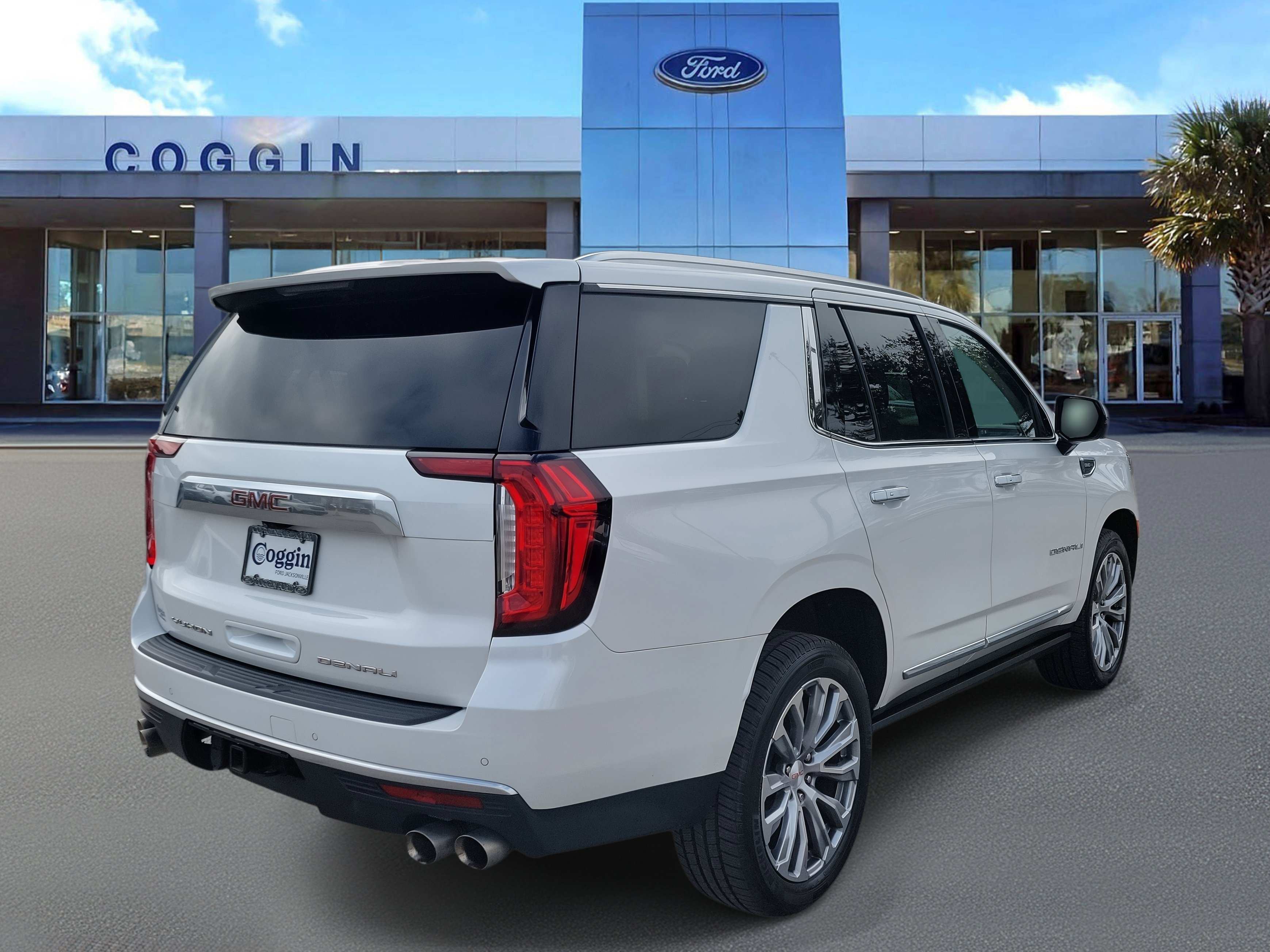 Used 2021 GMC Yukon Denali w/ Denali Premium Package image 3