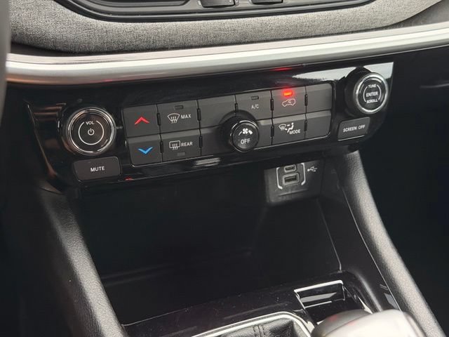 Used 2024 Jeep Compass Latitude AWD/4WD image 32