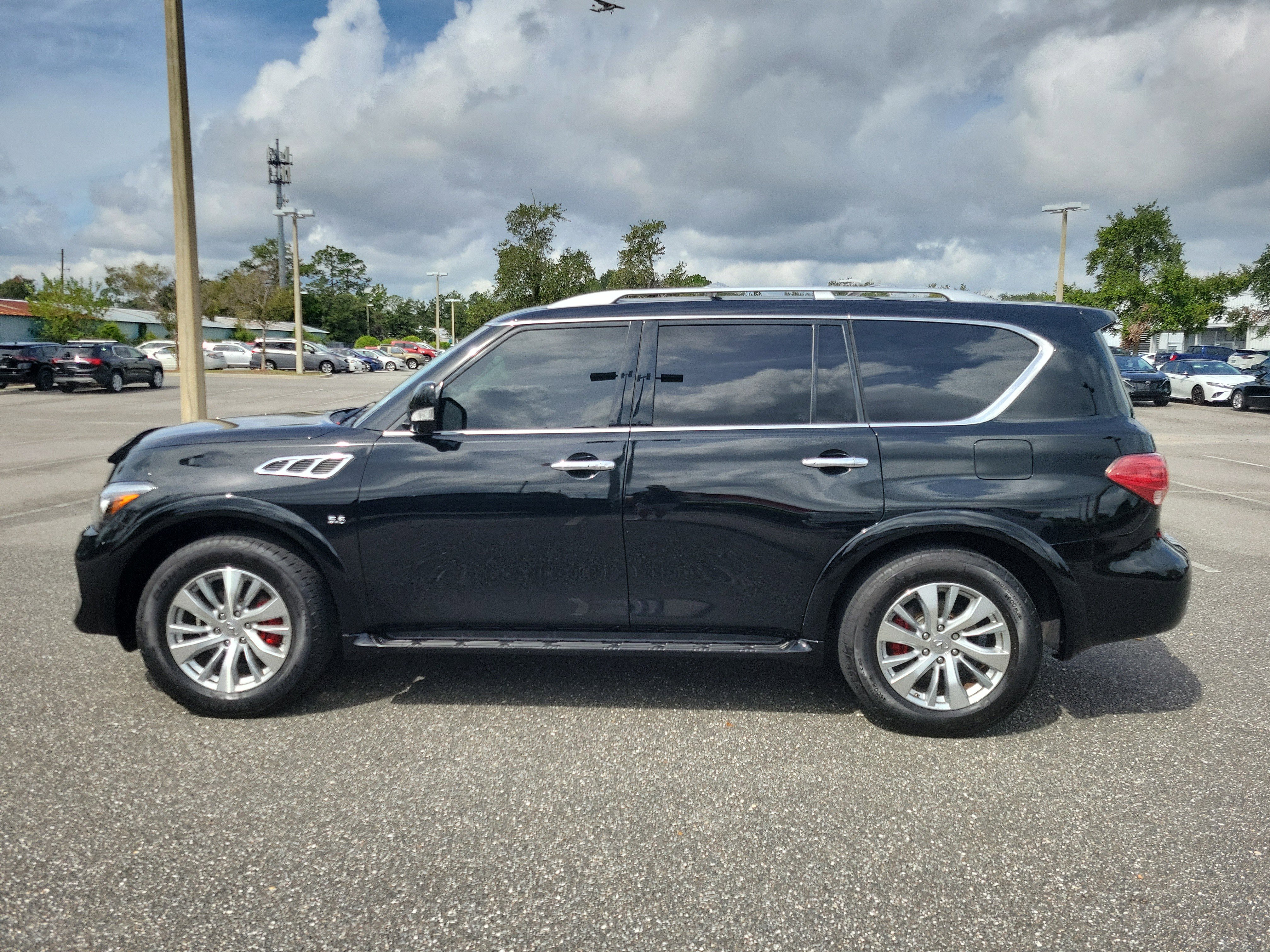 Used 2016 INFINITI QX80 Luxe w/ 22" Wheel Package image 3