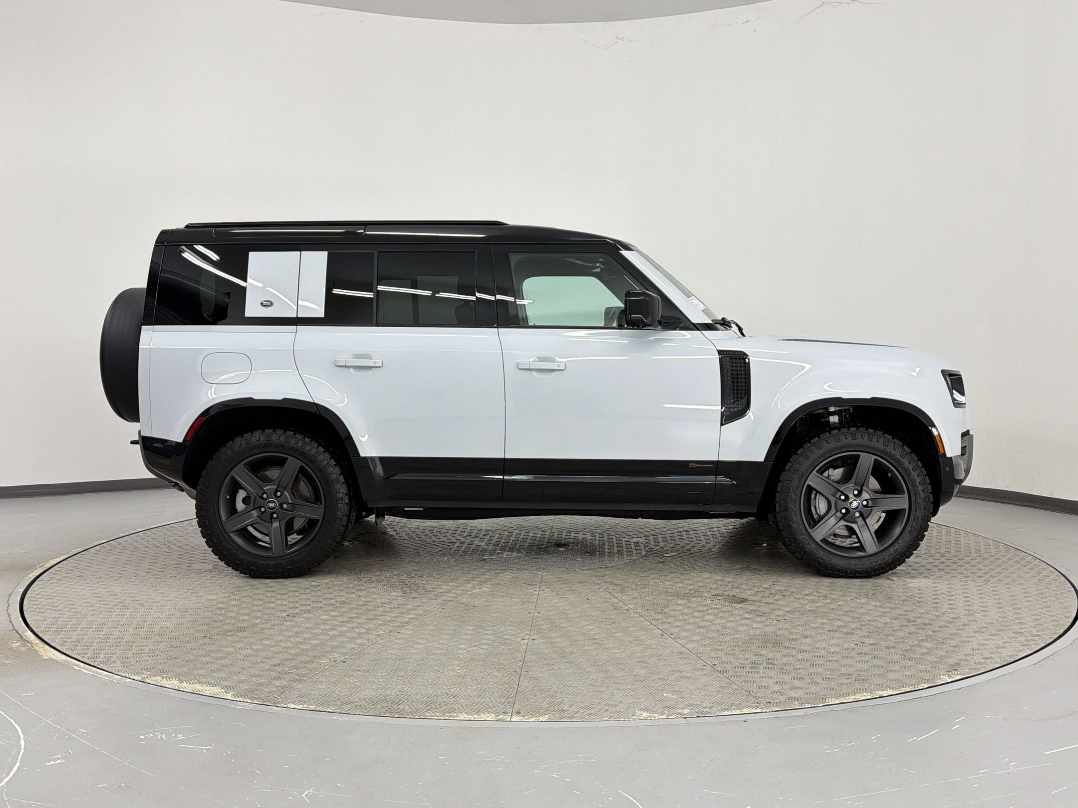 Used 2021 Land Rover Defender 110 X-Dynamic SE AWD/4WD image 8