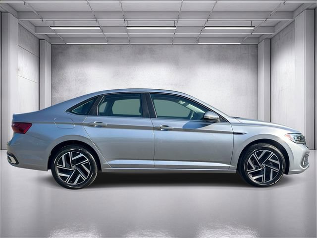 Used 2022 Volkswagen Jetta SEL FWD image 2