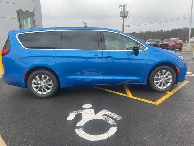 New 2026 Chrysler Pacifica Select image 11