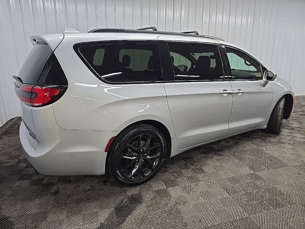 Used 2022 Chrysler Pacifica Limited w/ S Appearance Package image 3
