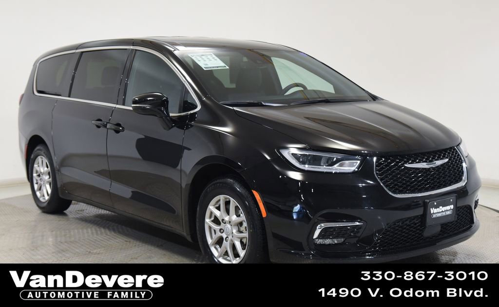 Used 2025 Chrysler Pacifica Select