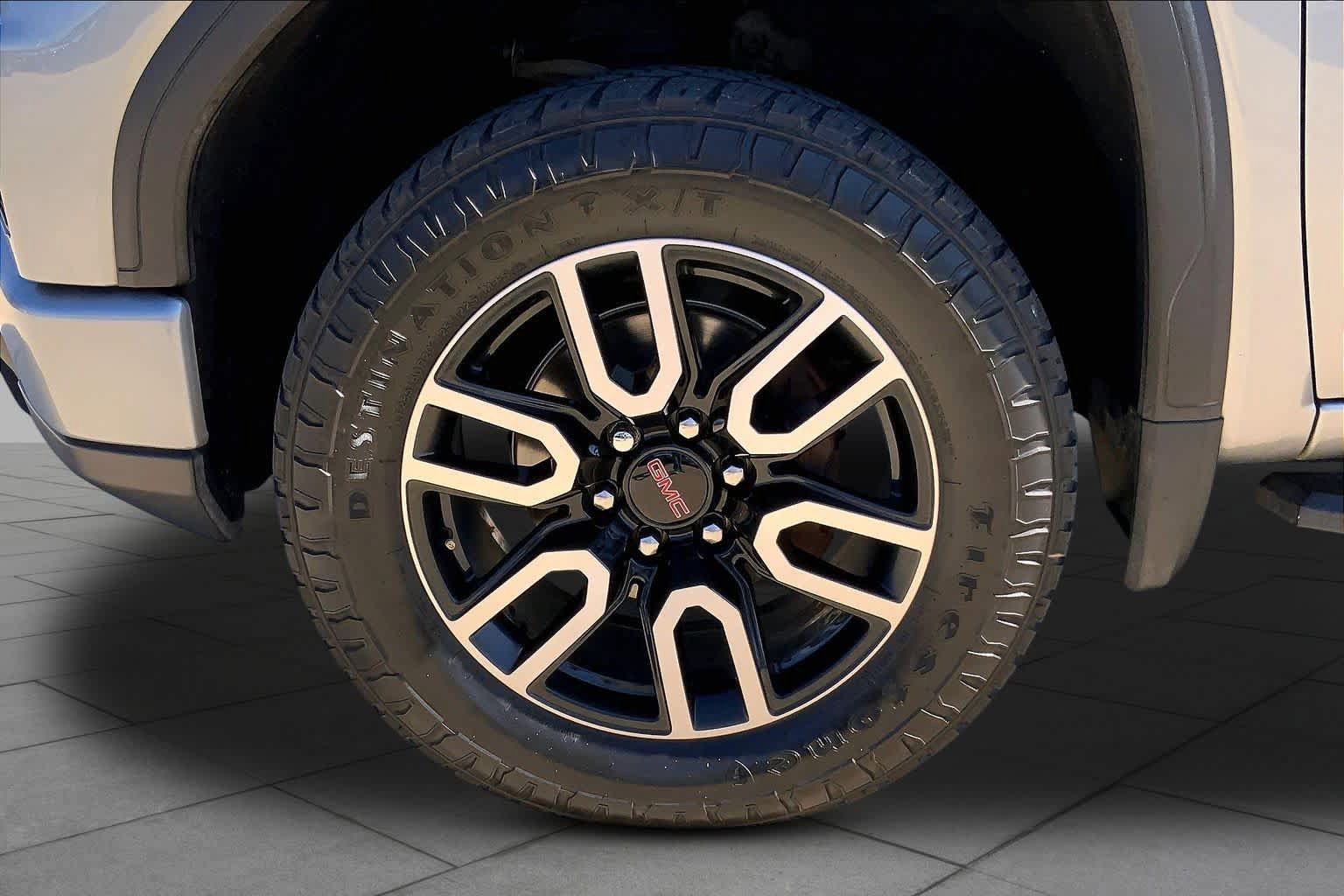 Used 2023 GMC Sierra 1500 AT4 w/ Technology Package AWD/4WD image 11
