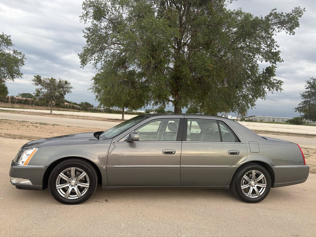Used 2006 Cadillac DTS FWD image 3