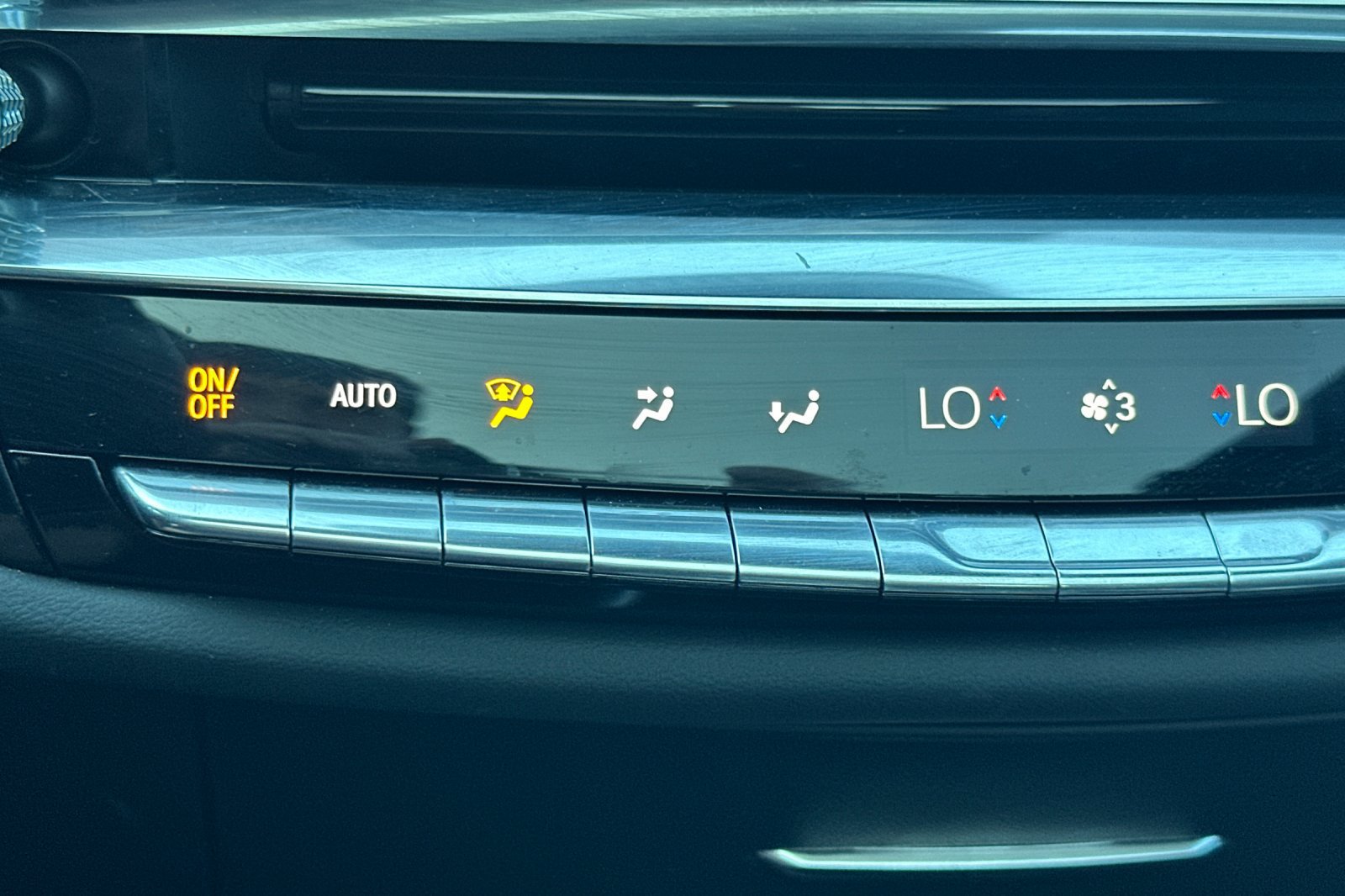 Used 2025 Cadillac Lyriq Luxury AWD/4WD image 28