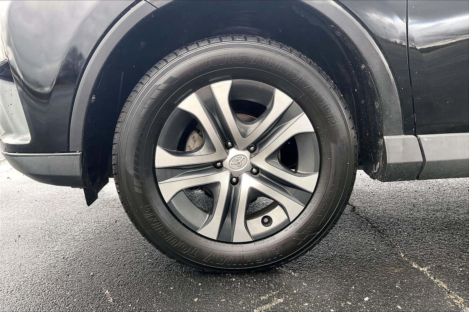 Used 2018 Toyota RAV4 LE image 9