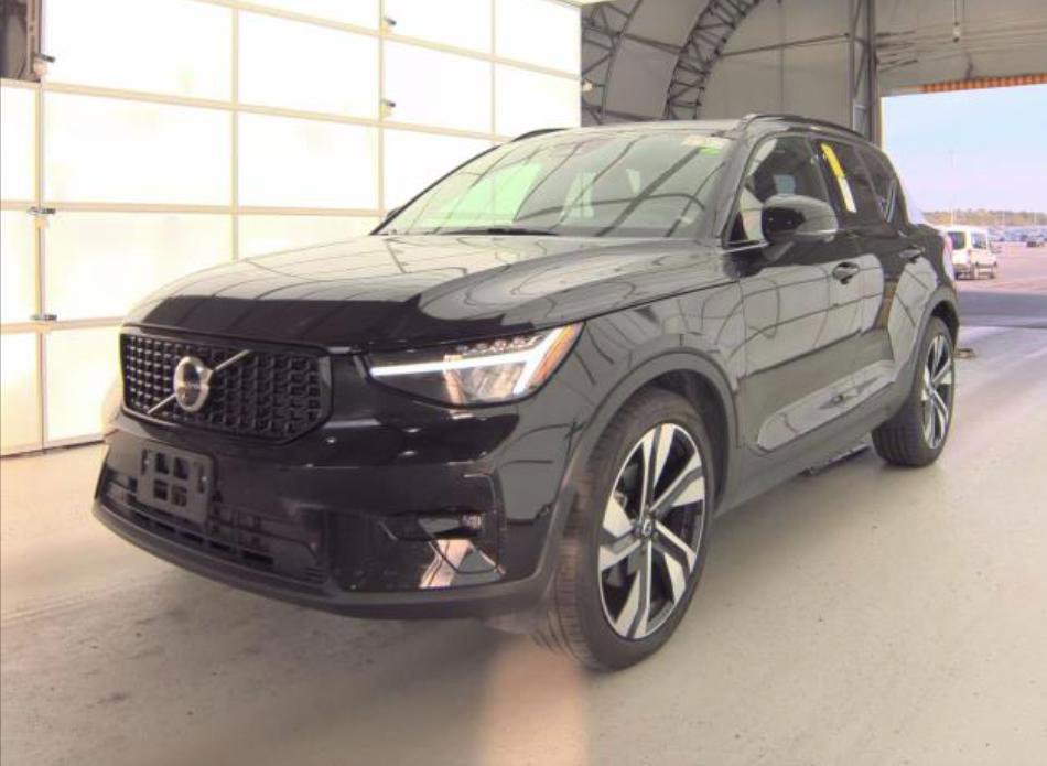 Used 2025 Volvo XC40 B5 Plus image 1