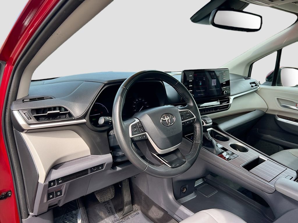 Used 2023 Toyota Sienna XLE image 9