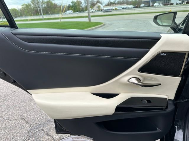 Used 2022 Lexus ES 300h w/ Luxury Package FWD image 17