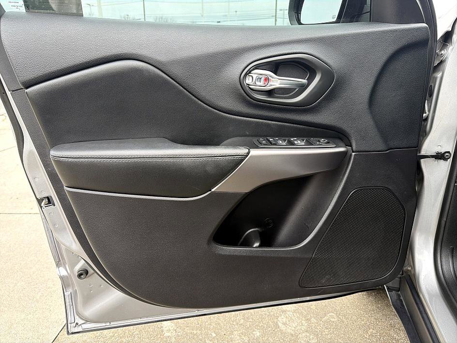 Used 2020 Jeep Cherokee Latitude Plus w/ Cold Weather Group image 9