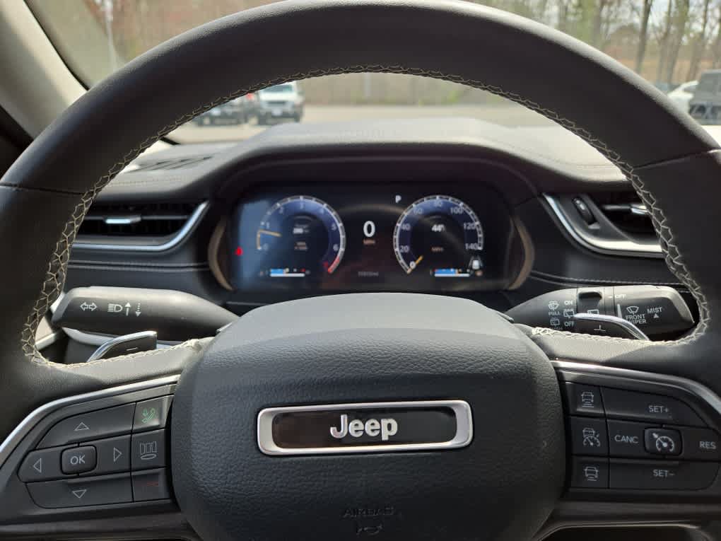 Used 2023 Jeep Grand Cherokee Limited w/ Black Appearance Package AWD/4WD image 18