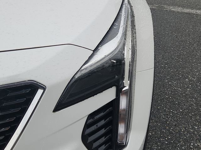 Used 2023 Cadillac XT4 Luxury w/ Cold Weather Package FWD image 9