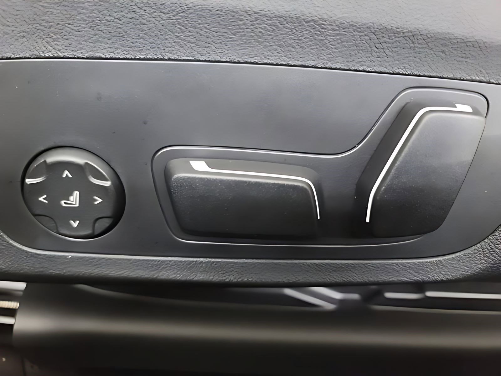 Used 2025 BMW 230i Coupe w/ Convenience Package image 8